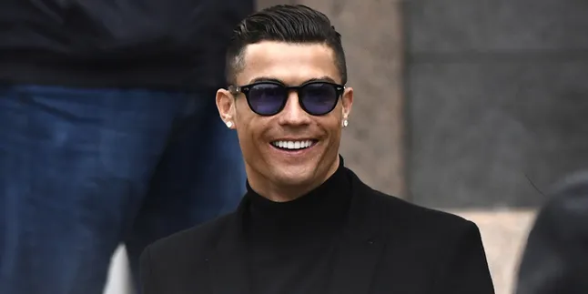 Cristiano Ronaldo Rayakan Ultah ke-34 Bareng Pacar & Anak-Anaknya Cristiano Ronaldo Rayakan Ultah ke-34 Bareng Pacar & Anak-Anaknya