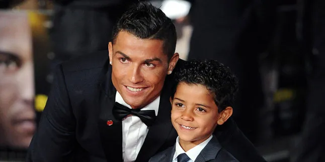 Cristiano Ronaldo Tengah Nantikan Kelahiran Anak Kembar?