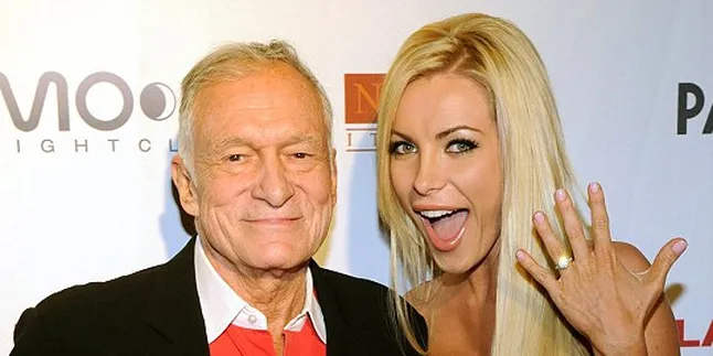 Crystal Harris Pamer Cincin Tunangan Dari Hugh Hefner