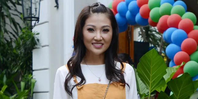 Cuci Baju Pakai Tangan, Sarwendah Tak Takut Diledek di Medsos