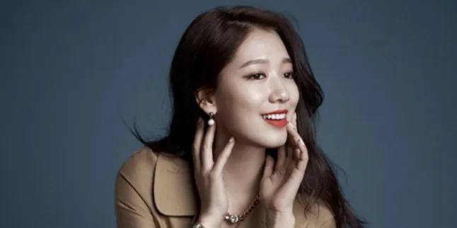 Cuma Pakai Kaos Putih, Park Shin Hye Tetap Mempesona