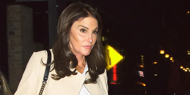 Cuma Pakai Sandal, Caitlyn Jenner 'Pamer Kaki' di Jalanan Malibu