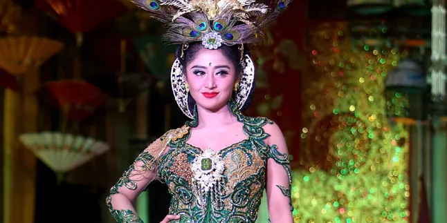 Cuma Pose Seperti Ini, Dewi Perssik Cantik Bak Anak Sekolahan Cuma Pose Seperti Ini, Dewi Perssik Cantik Bak Anak Sekolahan
