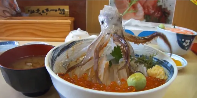 Cumi-Cumi Ini 'Berdansa' Saat Mau Dimakan, Ngeri!