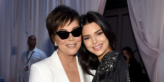 Curhat Colongan Kendall Jenner di #10YearsChallenge, Menangis Karena Jerawat