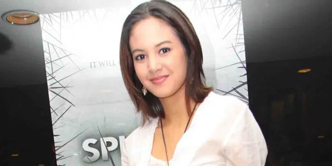 Curhat di Facebook, Aurelie Moeremans Lega