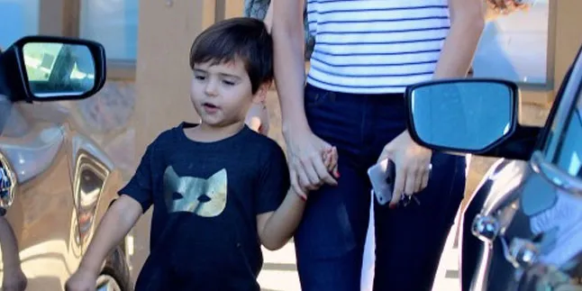 Cute Banget! Dikerumuni Paparazzi, Flynn Bloom Tutupi Wajahnya