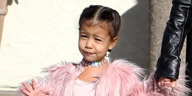 Cute! Diwawancara Untuk Pertama Kali, Ini Lho Yang Dibawa North West di Tasnya