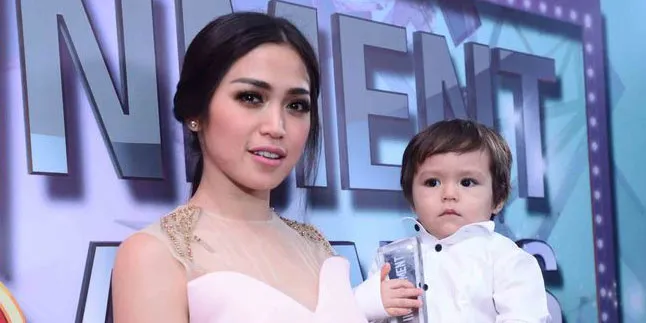 Cute! Jessica Iskandar Ultah, Baby El Beri Ucapan Sambil Nyanyi Cute! Jessica Iskandar Ultah, Baby El Beri Ucapan Sambil Nyanyi