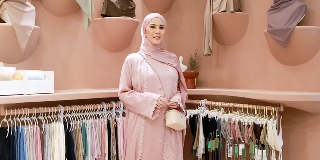 Cynthia Ramlan Fokus Berbisnis, Buka Toko Hijab di Bintaro Cynthia Ramlan Fokus Berbisnis, Buka Toko Hijab di Bintaro