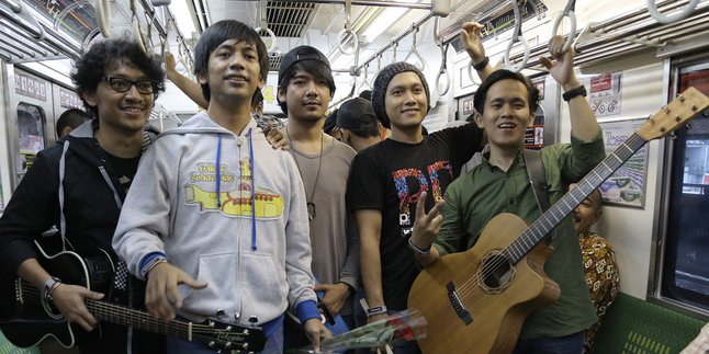 D Masiv Ketahuan Ngamen di Sebuah Commuter Line