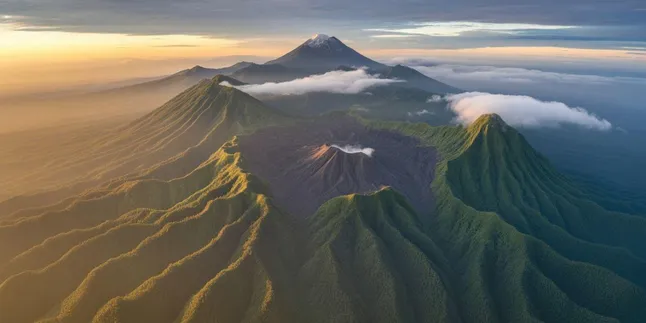 Daftar Nama Gunung di Indonesia Lengkap dengan Ketinggian dan Lokasinya Daftar Nama Gunung di Indonesia Lengkap dengan Ketinggian dan Lokasinya