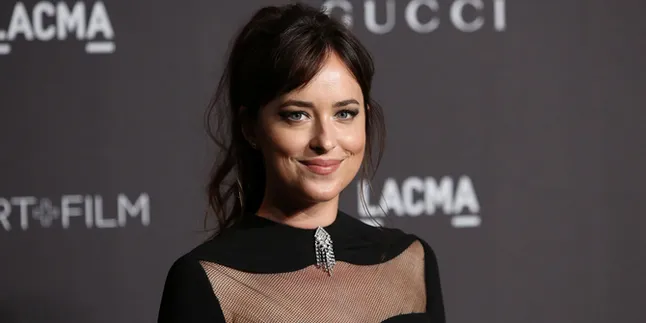 Dakota Johnson & Chris Martin Tertangkap Kencan & Gandengan Mesra