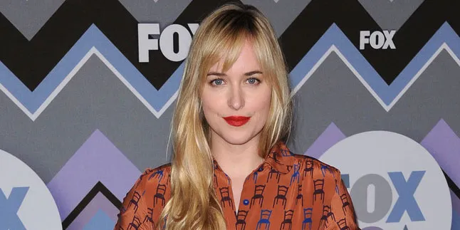 Dakota Johnson Bantu Produser Cari Christian Grey