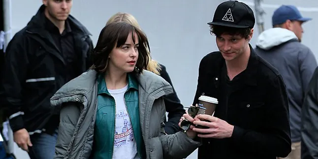 Dakota Johnson Gandeng Mesra Pacar di Lokasi Syuting Film Barunya Dakota Johnson Gandeng Mesra Pacar di Lokasi Syuting Film Barunya