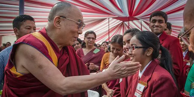 Dalai Lama Jadi Kejutan Anomali di Line-Up Glastonbury