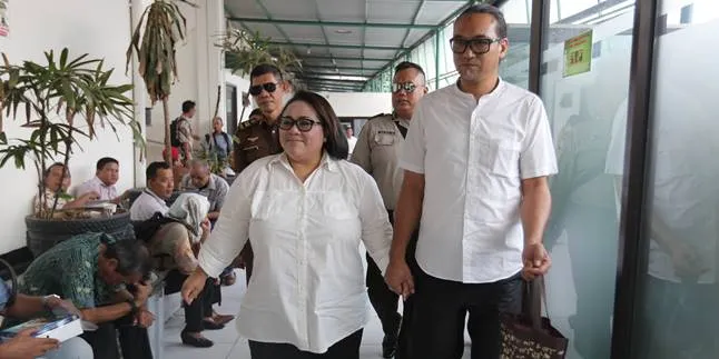 Dalam Masa Rehabilitasi, Nunung dan Suami Malah Terlihat di Bandara Solo Dalam Masa Rehabilitasi, Nunung dan Suami Malah Terlihat di Bandara Solo