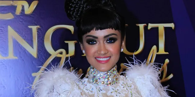 Dalam Rutan, Jupe Mengajar Bahasa Inggris