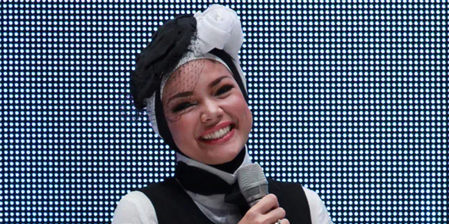 Dalami Agama, Dewi Sandra Pakai Jasa Guru Ngaji