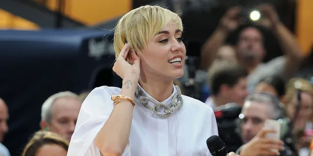 Dandan Ala Marilyn Monroe, Miley Cyrus Sebar Foto 'Bad Girl'!