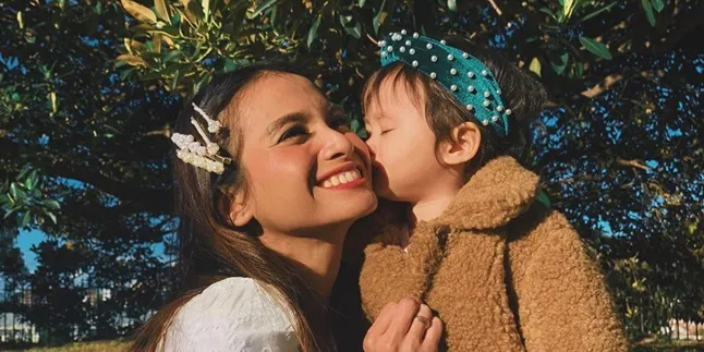Dandan Ala Putri Rapunzel, Brie Putri Acha Septriasa Lucu Banget
