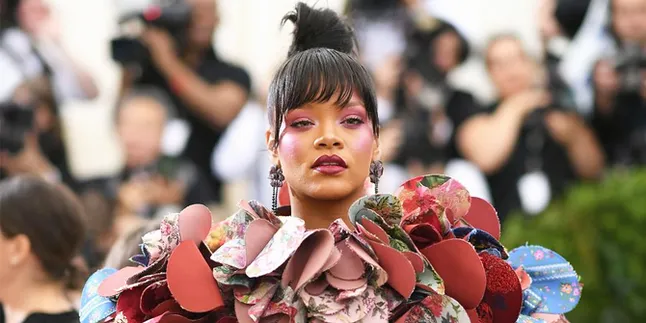 Dandan Jadi Paus di Met Gala 2018, Rihanna Padukan Fashion & Religi