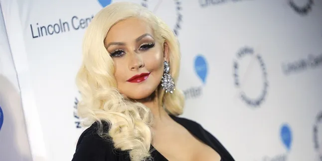 Dandan Natural di AMAs 2017, Christina Aguilera Cantiknya Bikin Pangling!