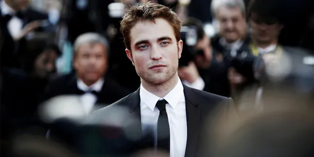 Dandan Unik di Red Carpet, Robert Pattinson Nekat Padukan Jas & Celana Pendek Dandan Unik di Red Carpet, Robert Pattinson Nekat Padukan Jas & Celana Pendek