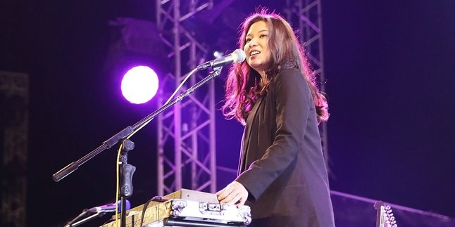 Danilla Riyadi 'Tembak' Penonton di Prambanan Jazz Festival 2019