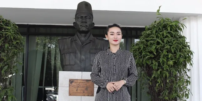 Dapat Buku 'Hari Lahir Pancasila' Zaskia Gotik Tetap Taati Hukum Dapat Buku 'Hari Lahir Pancasila' Zaskia Gotik Tetap Taati Hukum