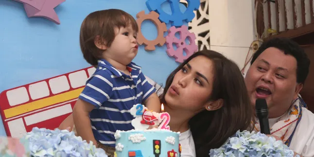 Dapat Kado Cute Dari Baby El, Jedar Orang Paling Bahagia di Dunia Dapat Kado Cute Dari Baby El, Jedar Orang Paling Bahagia di Dunia