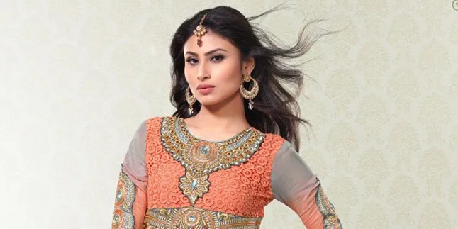 Dapat Pelukan Erat Dari Big B, Mouni Roy Sumringah Bukan Main Dapat Pelukan Erat Dari Big B, Mouni Roy Sumringah Bukan Main