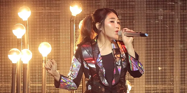 Dapat Silver Play Button, Via Vallen Rilis Lagu Baru Jika Tembus 1 Juta Subscriber Dapat Silver Play Button, Via Vallen Rilis Lagu Baru Jika Tembus 1 Juta Subscriber