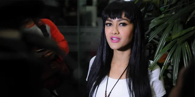 Dapat SMS Nakal, Julia Perez Lebih Pilih Ladeni Guling Dapat SMS Nakal, Julia Perez Lebih Pilih Ladeni Guling