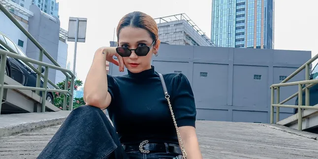 Dapat Tawaran Jadi Mucikari dalam Serial 'KUPU MALAM', Dinda Kanyadewi: Aku Nggak Mikir-mikir Sih Dapat Tawaran Jadi Mucikari dalam Serial 'KUPU MALAM', Dinda Kanyadewi: Aku Nggak Mikir-mikir Sih