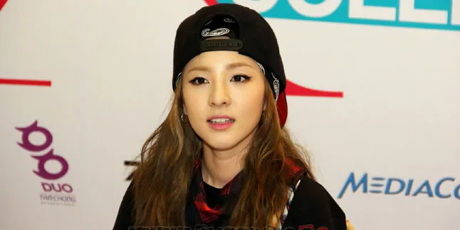 Dara 2NE1 Pamer Otot Perut Seksi Yang Lucu