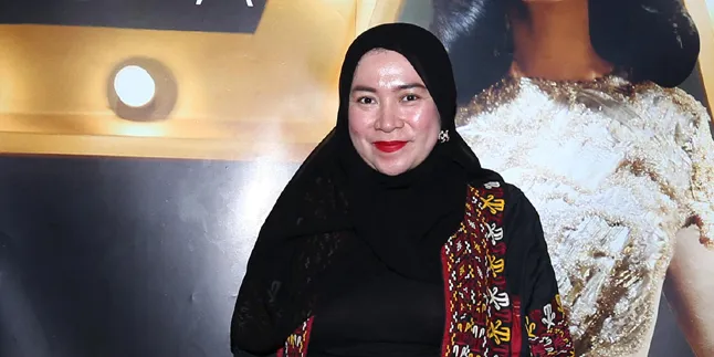 Dari Busana Nyentrik, Kini Melly Goeslaw Tampil Berhijab Dari Busana Nyentrik, Kini Melly Goeslaw Tampil Berhijab