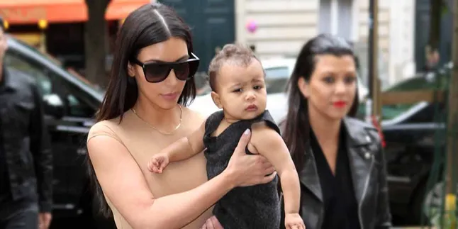 Dari Gadis Imut, North West Berubah Jadi Rock Star Tomboy Dari Gadis Imut, North West Berubah Jadi Rock Star Tomboy