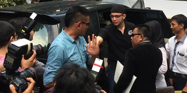 Dari Kejaksaan, Sandy Tumiwa Ditahan di Rutan Salemba Dari Kejaksaan, Sandy Tumiwa Ditahan di Rutan Salemba