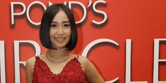 Dari Singapura, Rinni Wulandari Pamer Punggung Hot Sebelum Tidur Dari Singapura, Rinni Wulandari Pamer Punggung Hot Sebelum Tidur