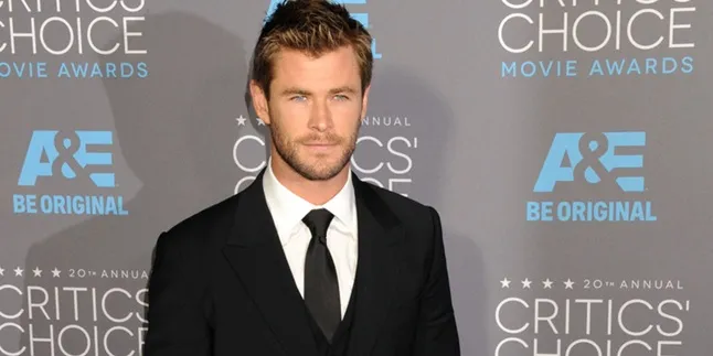 Dari Superhero, Chris Hemworth Ganti Haluan Jadi Resepsionis