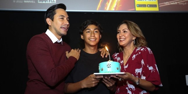 Darius Sinathrya and Donna Agnesia Surprise Their Child's Birthday at the Cinema