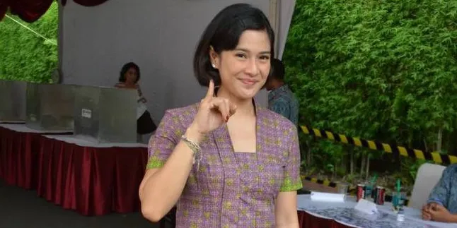Datang Bareng Suami, Dian Sastro Sempat Tak Terdaftar di TPS Datang Bareng Suami, Dian Sastro Sempat Tak Terdaftar di TPS