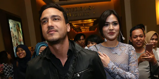 Datang Bawa Bingkisan ke Rumah Raisa, Hamish Daud Sumringah
