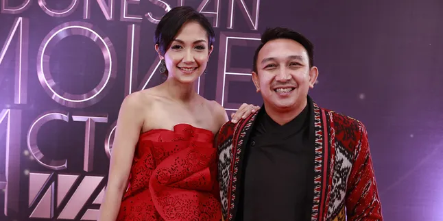 Datang Di IMAA 2019, Augie Dan Istri Terlihat Kompak Dan Serasi Datang Di IMAA 2019, Augie Dan Istri Terlihat Kompak Dan Serasi