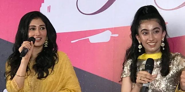 Datang ke Indonesia, Dua Artis India Ruhanna Khanna dan Gungun Uprari Disambut Hangat Penggemarnya di Jakarta Datang ke Indonesia, Dua Artis India Ruhanna Khanna dan Gungun Uprari Disambut Hangat Penggemarnya di Jakarta