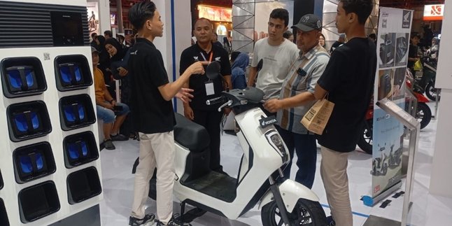 Visiting Jakarta Fair Kemayoran (JFK), Visitors Enthusiastic about Honda EM1 e: Electric Motorcycles: