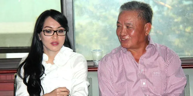 Datang ke Persidangan, Angelina Sondakh Dipeluk Ayah