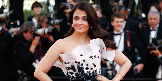 Datang ke Sekolah, Putri Cantik Aishwarya Rai Tampil Imut Banget