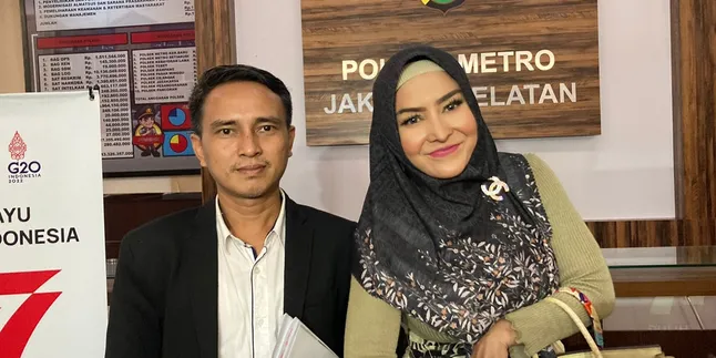 Datangi Kantor Polisi, Model Cynthiara Alona Jalani Pemeriksaan Sebagai Saksi Terkait Kasus Dugaan Penipuan dan Pengancaman Datangi Kantor Polisi, Model Cynthiara Alona Jalani Pemeriksaan Sebagai Saksi Terkait Kasus Dugaan Penipuan dan Pengancaman